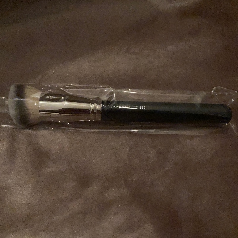 MAC Brush 170 (pls only like if interested to buy) - Picture 3 of 6